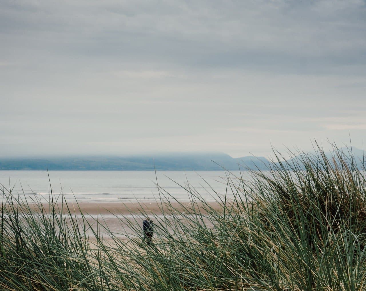 Strandspaziergang am Wasser